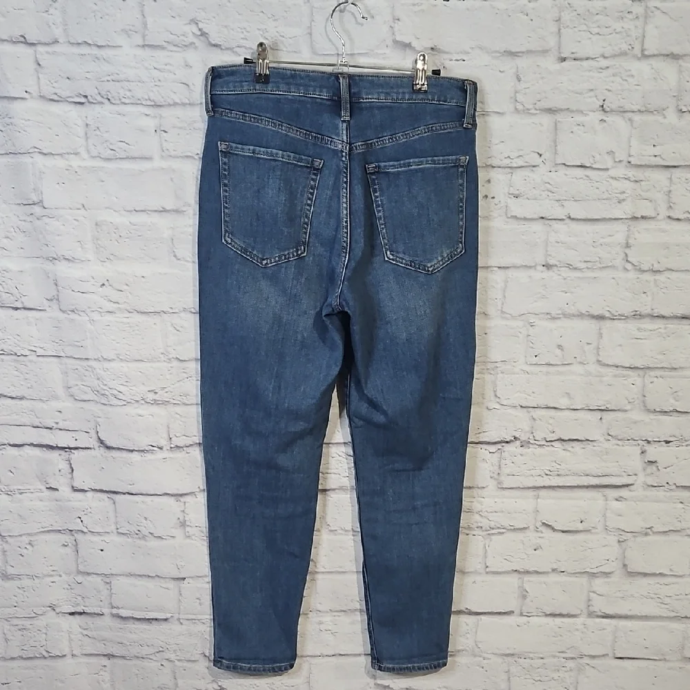 Old Navy Women's O.G. Straight Leg Jeans - Classic Denim - Picture 4 of 5